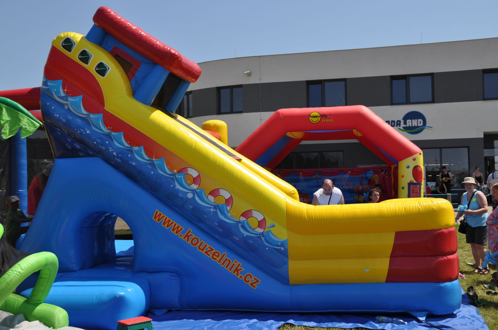 Skákací hrad ze skluzavkou