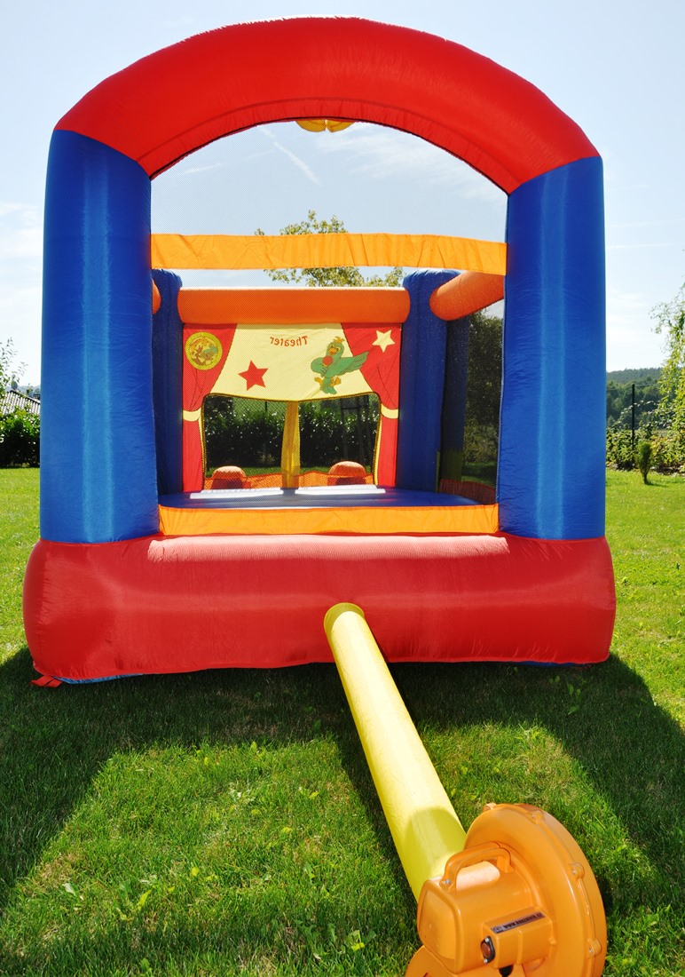Nafukovací skákací hrad
