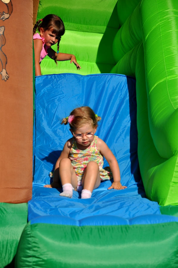 Skluzavka a skákací hrad