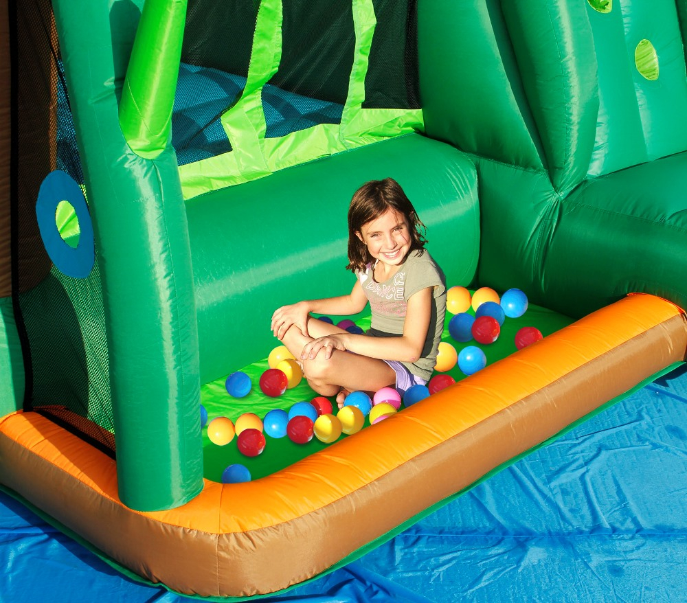 barevné míčky ve skákacím hradě