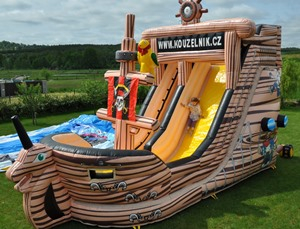 Pirátská loď nafukovací skákací hrad